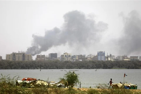 Khói bốc lên sau giao tranh giữa quân đội Sudan và lực lượng bán quân sự RSF ở thủ đô Khartoum, ngày 15/4/2023. (Ảnh: THX/TTXVN)