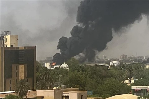 Khói bốc lên tại khu dân cư ở Khartoum, sau giao tranh giữa quân đội Sudan và lực lượng bán quân sự RSF, ngày 16/4/2023. (Ảnh: AFP/TTXVN)