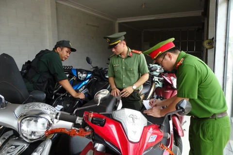 Các đơn vị nghiệp vụ kiểm tra, xác minh xe môtô cầm cố chưa đúng quy định tại kho của một cơ sở cầm đồ xã An Phước, huyện Long Thành (Đồng Nai). (Nguồn: Công an nhân dân)