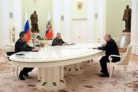 Bộ trưởng Quốc phòng Trung Quốc Lý Thượng Phúc, Bộ trưởng Quốc phòng Nga Sergey Shoigu và Tổng thống Nga Vladimir Putin tại cuộc gặp ở Moskva (Nga) ngày 16/4/2023. (Ảnh: Reuters/TTXVN)