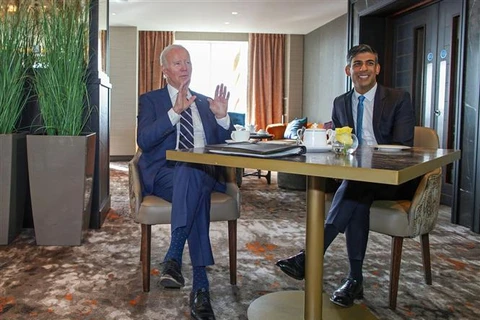 Thủ tướng Anh Rishi Sunak (phải) hội đàm với Tổng thống Mỹ Joe Biden ngày 12/4/2023 tại thành phố Belfast của Bắc Ireland, trong chuyến thăm kỷ niệm 25 năm ngày ký thỏa thuận hòa bình "Ngày thứ Sáu tốt lành." (Ảnh: AFP/TTXVN)