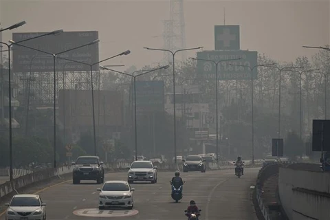 Khói mù dày đặc bao phủ thành phố Chiang Mai (Thái Lan), ngày 11/4/2023. (Ảnh: AFP/TTXVN)