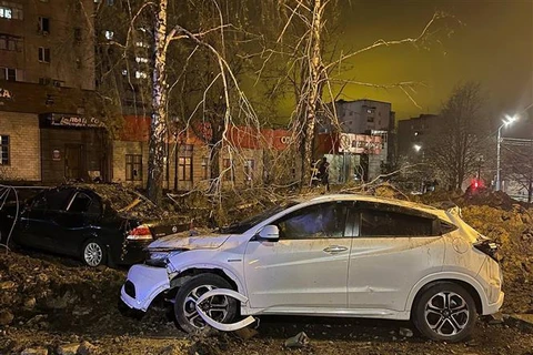 Một số xe hơi bị hư hại sau vụ nổ tại thành phố Belgorod, Nga ngày 20/4/2023. Ảnh: AFP/TTXVN