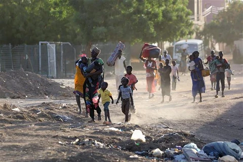 Người dân sơ tán tránh xung đột tại Khartoum (Sudan), ngày 19/4/2023. (Ảnh: AFP/TTXVN)