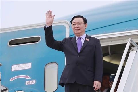 Chủ tịch Quốc hội Vương Đình Huệ vẫy tay chào đại biểu tại sân bay quốc tế Ministro Pistarini (Ezeiza Airport) thủ đô Buenos Aires (Argentina). (Ảnh: Doãn Tấn/TTXVN)