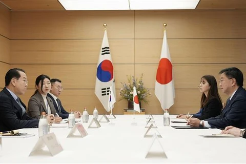 Bộ trưởng Nội các Nhật Bản Hirokazu Matsuno (thứ 2, phải) trong cuộc gặp Bộ trưởng Thống nhất Hàn Quốc Kwon Young Se (trái) tại Tokyo, ngày 23/3/2023. Ảnh: KYODO/TTXVN