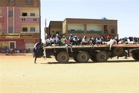 Người dân Sudan sơ tán tránh xung đột giữa quân đội Sudan và Các Lực lượng hỗ trợ nhanh (RSF) ở Khartoum, ngày 21/4/2023. (Ảnh: AFP/TTXVN)