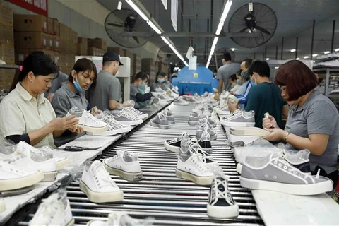 Sản xuất giày xuất khẩu sang thị trường EU tại Công ty TNHH Hóa dệt Hà Tây, xã Tân Lập, Đan Phượng (Hà Nội). (Ảnh: Trần Việt/TTXVN)