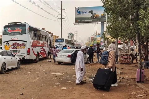 Người dân sơ tán tránh xung đột tại thủ đô Khartoum (Sudan) ngày 24/4/2023. (Ảnh: AFP/TTXVN)