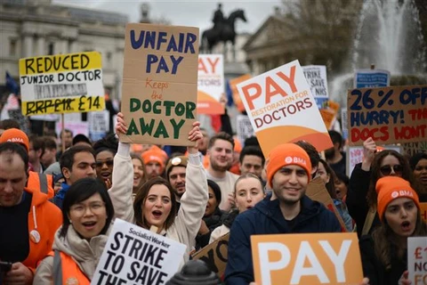 Nhân viên y tế tham gia đình công yêu cầu tăng lương tại London (Anh), ngày 11/4/2023. (Ảnh: AFP/TTXVN)