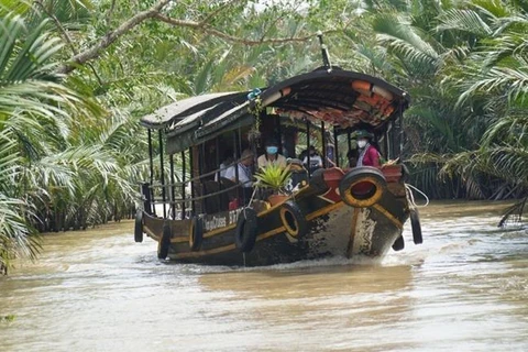 Du lịch bằng thuyền dưới tán dừa được du khách trong và ngoài nước lựa chọn khá nhiều khi đến Bến Tre. Ảnh: Chương Đài - TTXVN