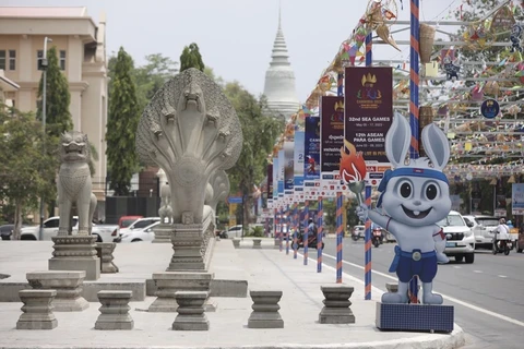 Hình ảnh linh vật thỏ trắng cùng pano, ápphích được trang hoàng trên tuyến phố chính tại Thủ đô Phnom Penh, chào đón SEA Games 32. (Ảnh: Minh Quyết/TTXVN)