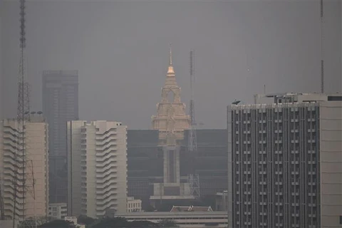 Khói mù bao trùm thủ đô Bangkok (Thái Lan) ngày 18/4/2023. (Ảnh: AFP/TTXVN)