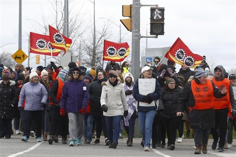 Người lao động tham gia đình công yêu cầu tăng lương tại Kingston (Canada) ngày 19/4/2023. (Ảnh: AFP/TTXVN)