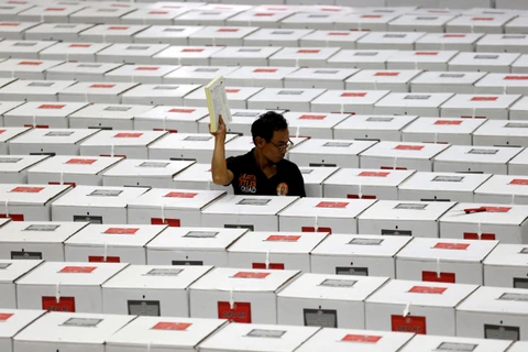Các hòm phiếu được chuẩn bị tại một địa điểm ở Jakarta (Indonesia), trước khi được đưa đến các điểm bỏ phiếu, hồi tháng 4/2019. (Nguồn: Reuters)