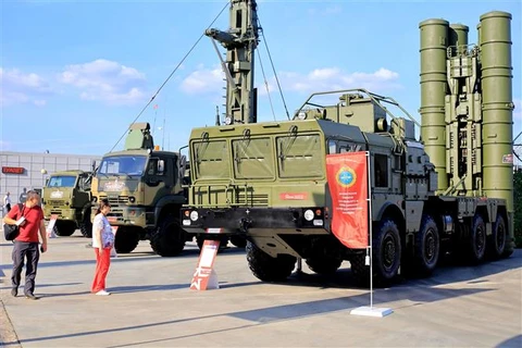Hệ thống phòng không S-400 Triumf hiện đại của quân đội Nga, được xuất khẩu sang các nước Trung Quốc, Ấn Độ và Thổ Nhĩ Kỳ. (Ảnh: Trần Hiếu/TTXVN)