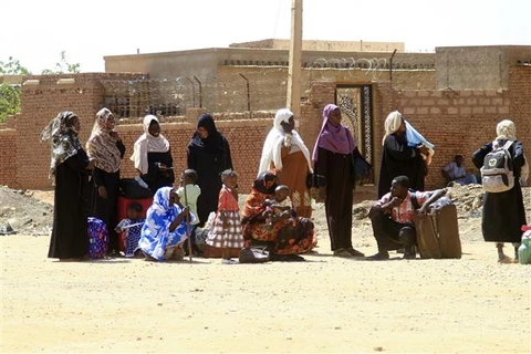 Người dân Sudan sơ tán tránh xung đột giữa quân đội và lực lượng bán quân sự RSF, tại phía Nam thủ đô Khartoum, ngày 21/4/2023. (Ảnh: AFP/TTXVN)
