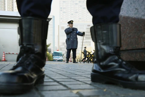 Cảnh sát chống bạo động đứng gác gần Văn phòng Thủ tướng ở Tokyo (Nhật Bản). (Nguồn: Kyodo/The Japan Times)