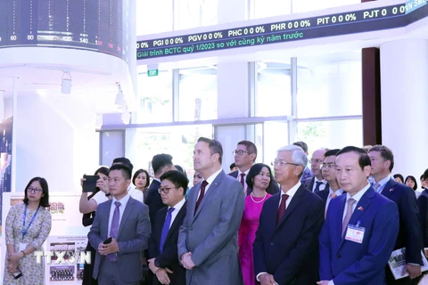 Ông Xavier Bettel - Thủ tướng Đại công quốc Luxembourg nghe giới thiệu về hoạt động của Sở Giao dịch Chứng khoán Thành phố Hồ Chí Minh. (Ảnh: Xuân Khu/TTXVN)