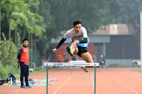 Một vận động viên Đội tuyển Điền kinh Việt Nam tập bài chạy vượt rào. (Ảnh: Tuấn Anh/TTXVN)
