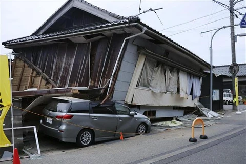 Một ngôi nhà đổ sập sau trận động đất tại thành phố Suzu, bán đảo Noto, tỉnh Ishikawa (Nhật Bản) ngày 5/5/2023. (Ảnh: Kyodo/TTXVN)