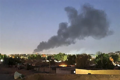 Khói bốc lên sau các cuộc giao tranh giữa quân đội Sudan và lực lượng bán quân sự RSF ở Khartoum (Sudan0, ngày 6/5/2023. (Ảnh: AFP/TTXVN)