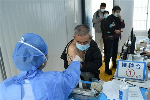Nhân viên y tế tiêm vaccine ngừa COVID-19 cho người dân tại tỉnh Chiết Giang (Trung Quốc), hồi tháng 12 năm ngoái. (Ảnh: AFP/TTXVN)
