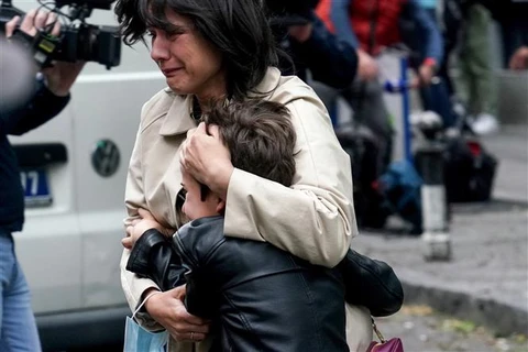 Một phụ huynh an ủi con trai sau vụ xả súng tại một trường học ở Belgrade (Serbia), ngày 3/5/2023. (Ảnh: AFP/TTXVN)