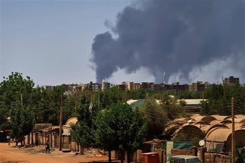 Khói bốc lên trong cuộc giao tranh tại Khartoum (Sudan), ngày 1/5/2023. (Ảnh: AFP/TTXVN)