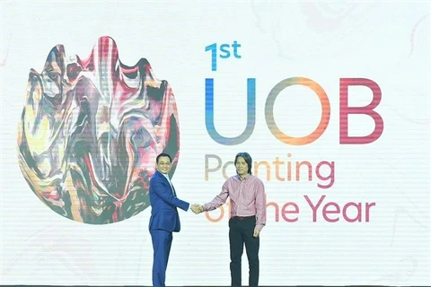 Ông Victor Ngo - Tổng Giám đốc Ngân hàng UOB Việt Nam và ông Ngô Tuấn Phong - Phó Cục trưởng Cục Mỹ thuật, Nhiếp ảnh và Triển lãm tiến hành nghi thức công bố cuộc thi. (Nguồn: Lao Động)