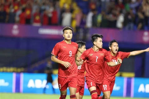 Văn Tùng (số 9) mở tỷ số cho U22 Việt Nam ở phút thứ sáu từ pha đá bồi sau khi thủ môn của Malaysia đẩy được cú đá đầu tiên trên chấm 11m. (Ảnh: Hoàng Linh/TTXVN)