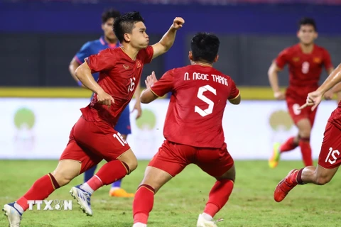 Các cầu thủ U22 Việt Nam ăn mừng bàn thắng san bằng tỷ số ở phút thứ 53. (Ảnh: Hoàng Linh/TTXVN)