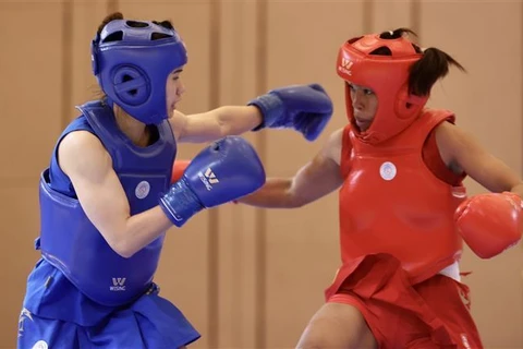 Trận chung kết Wushu nội dung Tán thủ hạng 48kg nữ giữa VĐV Nguyễn Thị Lan (giáp xanh) và Cherry Than (Myanmar, giáp đỏ). Ảnh: Hoàng Linh - TTXVN