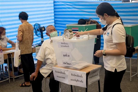 Cử tri Thái lan bỏ phiếu sớm tại một địa điểm bầu cử ở Bangkok (Thái Lan), ngày 7/5/2023. (Ảnh: AFP/TTXVN)
