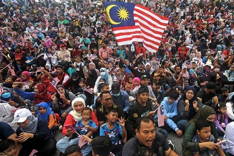 Người dân Malaysia háo hức đón Quốc khánh lần thứ 65, ngày 31/8/2022 Ảnh: TTXVN phát