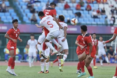 U22 Việt Nam (áo trắng) đã không thể vượt qua U22 Indonesia khi để thua ở những phút bù giờ cuối cùng trong trận bán kết 1 môn Bóng đá Nam tại SEA Games 32, chiều 13/5/2023. (Ảnh: Minh Quyết/TTXVN)