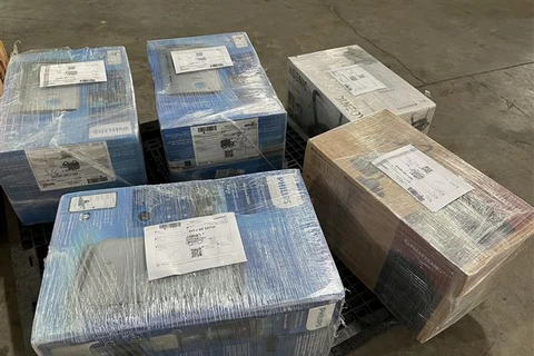 Ma túy được ngụy trang giấu trong các kiện hàng, thùng catton gửi từ Cộng hòa Liên bang Đức về Việt Nam, bị lực lượng chức năng bắt giữ hồi đầu năm nay. (Ảnh: TTXVN phát)
