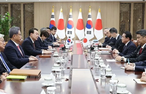 Tổng thống Hàn Quốc Yoon Suk Yeol (thứ tư, trái) và Thủ tướng Nhật Bản Fumio Kishida (thứ ba, phải) tại cuộc hội đàm ở Seoul (Hàn Quốc), ngày 7/5. (Ảnh: Yonhap/TTXVN)