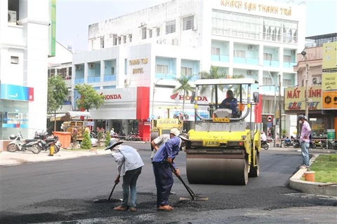 Công trình nâng cấp mở rộng đường Hùng Vương (đoạn từ cầu Long Bình 1 đến Lê Lợi) do Ủy ban Nhân dân thành phố Trà Vinh làm chủ đầu tư. (Ảnh: Thanh Hòa/TTXVN)