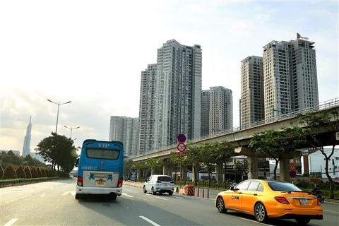 Các chung cư chạy dọc tuyến metro Bến Thành-Suối Tiên, song song với Xa lộ Hà Nội, thành phố Thủ Đức (Thành phố Hồ Chí Minh). (Ảnh: Hồng Đạt/TTXVN)