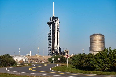 Tên lửa Falcon 9 mang theo tàu Dragon tại sân bay vũ trụ 39A ở Trung tâm vũ trụ Kennedy, bang Florida (Mỹ), ngày 26/2/2023. (Ảnh minh họa: AFP/TTXVN)
