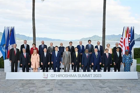 Trưởng đoàn các nước tham dự Hội nghị thượng đỉnh Nhóm các nước công nghiệp phát triển (G7) mở rộng chụp ảnh chung tại Hiroshima (Nhật Bản), chiều 20/3/2023. (Ảnh: Dương Giang/TTXVN)