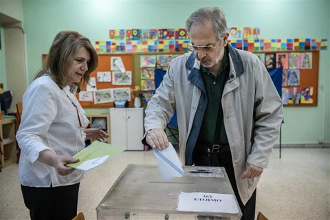 Cử tri bỏ phiếu trong cuộc tổng tuyển cử tại Athens (Hy Lạp) ngày 21/5/2023. (Ảnh: AFP/TTXVN)