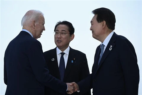 (Từ trái sang) Tổng thống Mỹ Joe Biden, Thủ tướng Nhật Bản Fumio Kishida và Tổng thống Hàn Quốc Yoon Suk-yeol tại cuộc gặp bên lề Hội nghị thượng đỉnh G7 ở Hiroshima (Nhật Bản) ngày 21/5/2023. (Ảnh: AFP/TTXVN)