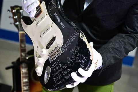 Cây guitar bị đập nát của huyền thoại Kurt Cobain được trưng bày tại công ty đấu giá Juliens Auctions ở New York (Mỹ) ngày 2/5/2023. (Ảnh: AFP/TTXVN)