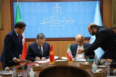 Bộ trưởng Bộ Công an Tô Lâm và Bộ trưởng Bộ Tư pháp Iran Amin Houssein Rahimi ký Hiệp định dẫn độ và Hiệp định chuyển giao người bị kết án phạt tù giữa Việt Nam và Iran. (Ảnh: Nguyễn Trường/TTXVN) 