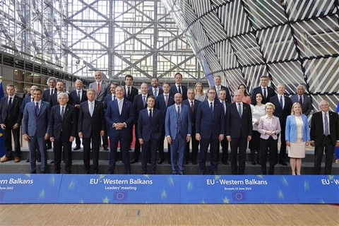 Chủ tịch Hội đồng châu Âu Charles Michel (giữa, hàng đầu) chụp ảnh cùng các đại biểu tại Hội nghị cấp cao Liên minh châu Âu-Tây Balkans, ở Brussels (Bỉ) ngày 23/6/2022. (Ảnh: AFP/TTXVN)