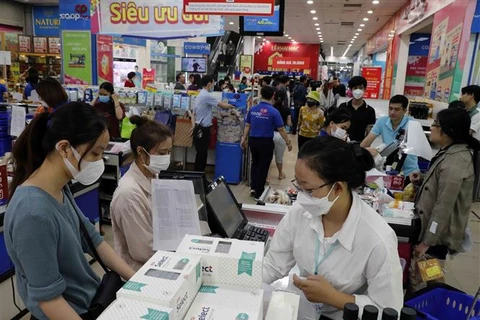 Người dân thanh toán tiền hàng sau khi mua sắm tại Co.opmart Hà Đông (Hà Nội). (Ảnh minh họa: Trần Việt/TTXVN)