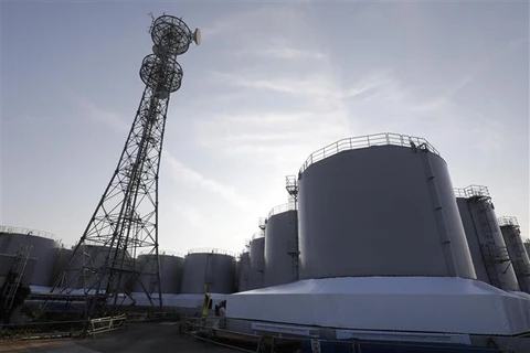 Các bể chứa nước thải có chất phóng xạ đã qua xử lý tại Nhà máy Điện hạt nhân Fukushima số 1. (Ảnh: Đào Thanh Tùng/TTXVN)