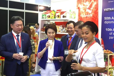 Quan khách quốc tế thưởng thức càphê trứng - đặc sản của Thủ đô Hà Nội. (Ảnh: Nguyễn Tất Đạt/TTXVN)